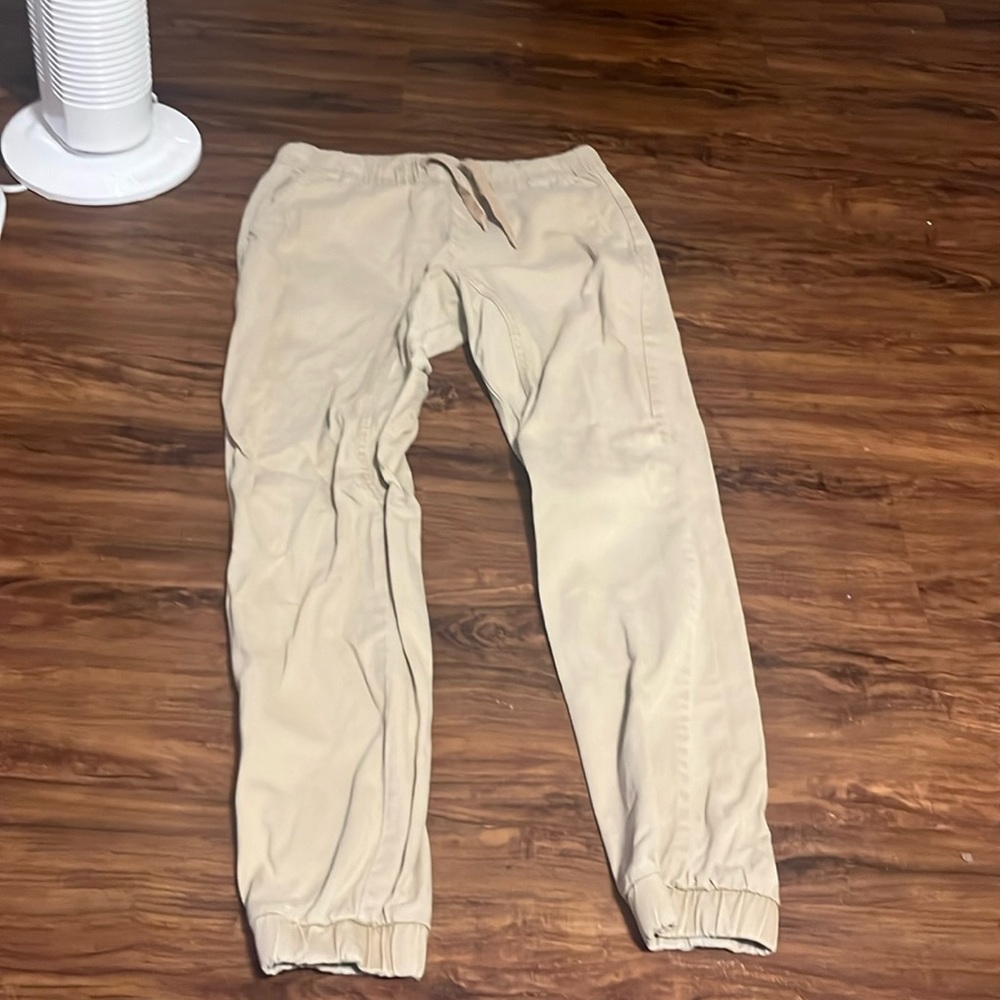 i’m selling these joggers, in size l, in the color tan